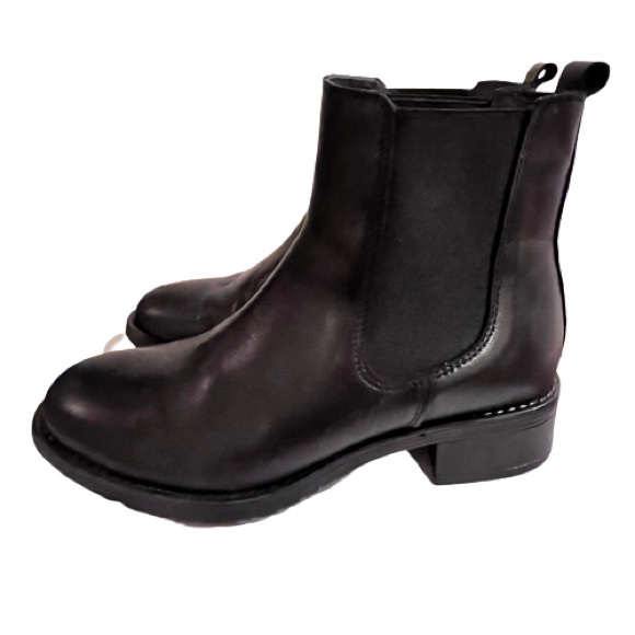 Eric Michael- Black Leather Pull-On
Booties Size: 5.5 - Picture 5 of 9
